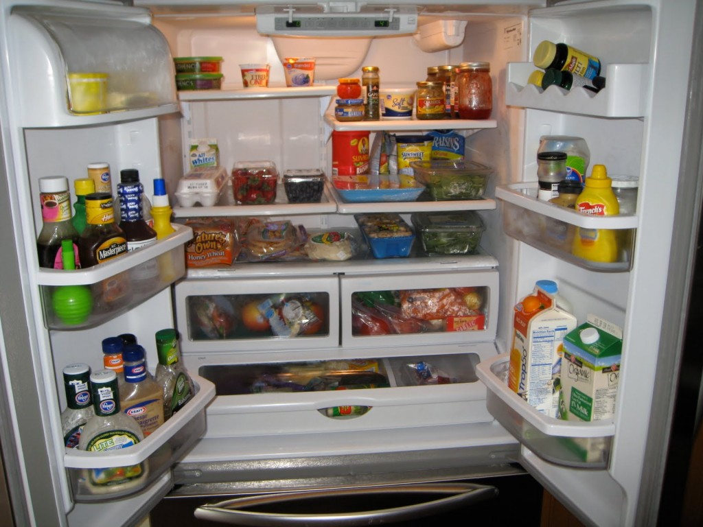 Fridge_with_bottom_freezer_with_groceries.jpg